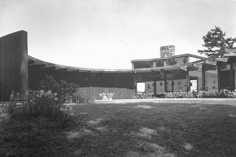 Black and White photo of the Webster house and courtyard